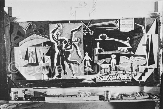 The making of "La plage à la Garoupe I" for the film "Le mystère Picasso". Nice, Studios de la Victorine, 1955. - Photo by Edward Quinn