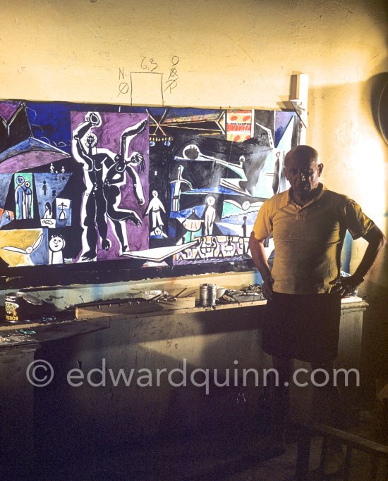 Pablo Picasso painting "La plage à la Garoupe I" for the film "Le mystère Picasso". Nice, Studios de la Victorine, 1955. - Photo by Edward Quinn