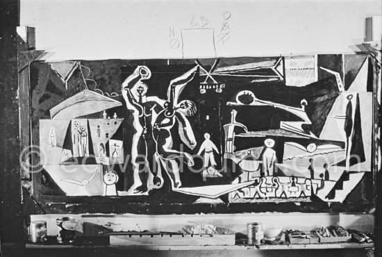 The making of "La plage à la Garoupe I" for the film "Le mystère Picasso". Nice, Studios de la Victorine, 1955. - Photo by Edward Quinn