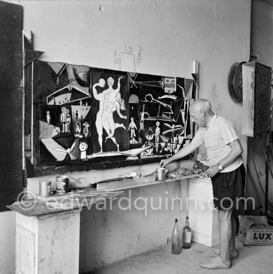 Pablo Picasso painting "La plage à la Garoupe I" for the film "Le mystère Picasso". Nice, Studios de la Victorine, 1955. - Photo by Edward Quinn