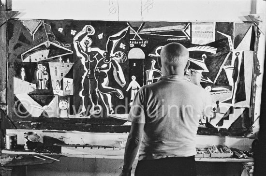 Pablo Picasso during the making of "La plage à la Garoupe I" for the film "Le mystère Picasso". Nice, Studios de la Victorine, 1955. - Photo by Edward Quinn