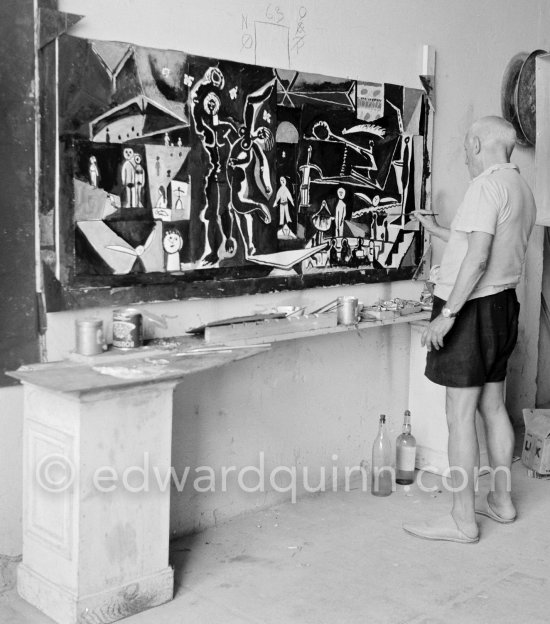 Pablo Picasso during the making of "La plage à la Garoupe I" for the film "Le mystère Pablo Picasso" ("The Mystery of Pablo Picasso"). Nice, Studios de la Victorine, 1955. - Photo by Edward Quinn