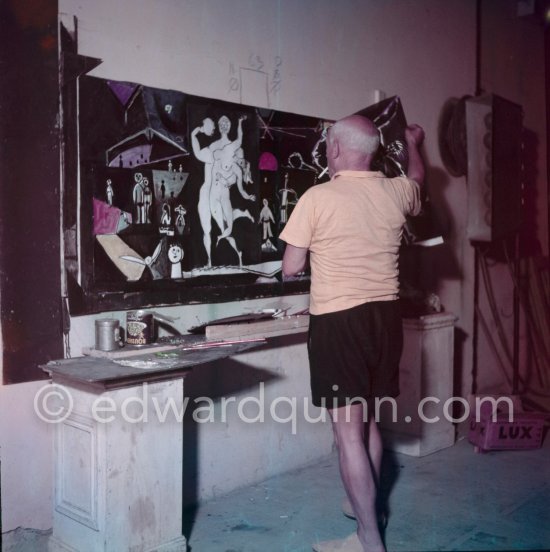 Pablo Picasso painting "La plage à la Garoupe I" for the film "Le mystère Picasso". Nice, Studios de la Victorine, 1955. - Photo by Edward Quinn