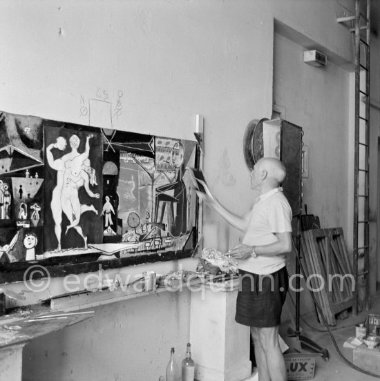 Pablo Picasso painting "La plage à la Garoupe I" for the film "Le mystère Picasso". Nice, Studios de la Victorine, 1955. - Photo by Edward Quinn