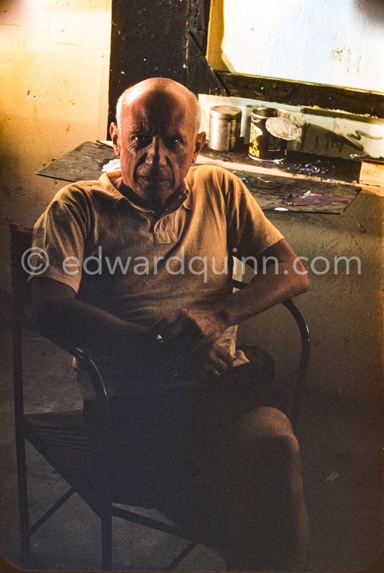 Shooting break during filming of "Le mystère Picasso". Nice, Studios de la Victorine, 1955. - Photo by Edward Quinn