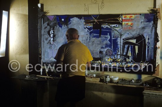 Pablo Picasso painting "La plage à la Garoupe I" for the film "Le mystère Picasso". Nice, Studios de la Victorine, 1955. - Photo by Edward Quinn
