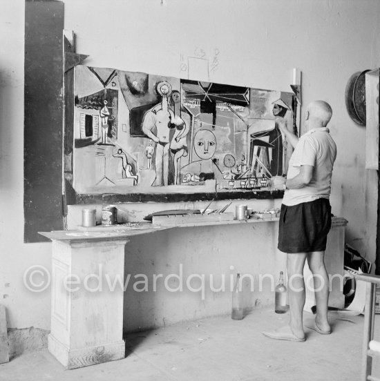 Pablo Picasso painting "La plage à la Garoupe I" for the film "Le mystère Picasso". Nice, Studios de la Victorine, 1955. - Photo by Edward Quinn