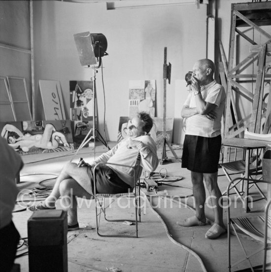 Pablo Picasso and Clouzot. Shooting break. The making of "La plage à la Garoupe I" for the film "Le mystère Picasso". Nice, Studios de la Victorine, 1955. - Photo by Edward Quinn
