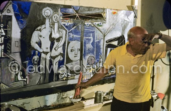 Pablo Picasso painting "La plage à la Garoupe I" for the film "Le mystère Picasso". Nice, Studios de la Victorine, 1955. - Photo by Edward Quinn
