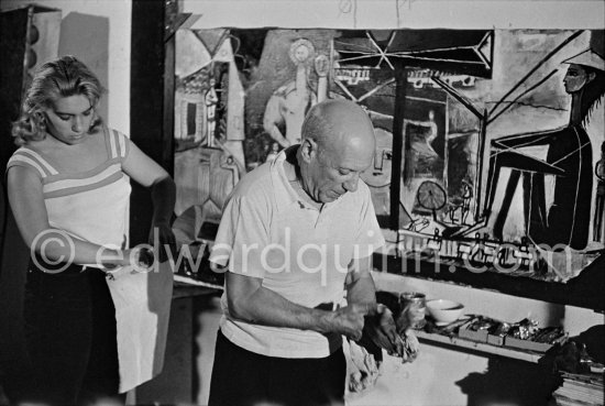 Pablo Picasso and Maya Picasso. The making of "La plage à la Garoupe I" for the film "Le mystère Picasso". Maya Picasso assisting her father. Nice, Studios de la Victorine, 1955. - Photo by Edward Quinn