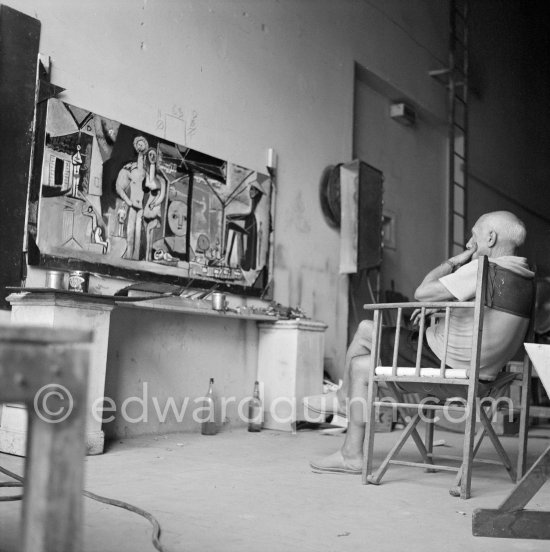 Shooting break. Pablo Picasso viewing "La plage à la Garoupe I" for the film "Le mystère Picasso". Nice, Studios de la Victorine, 1955. - Photo by Edward Quinn