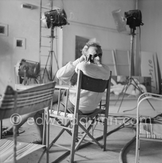 Henri-Georges Clouzot. Shooting break. The making "Le mystère Picasso". Nice, Studios de la Victorine, 1955. - Photo by Edward Quinn