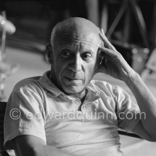 Pablo Picasso. Shooting break during filming of "Le mystère Picasso". Nice, Studios de la Victorine, 1955. - Photo by Edward Quinn