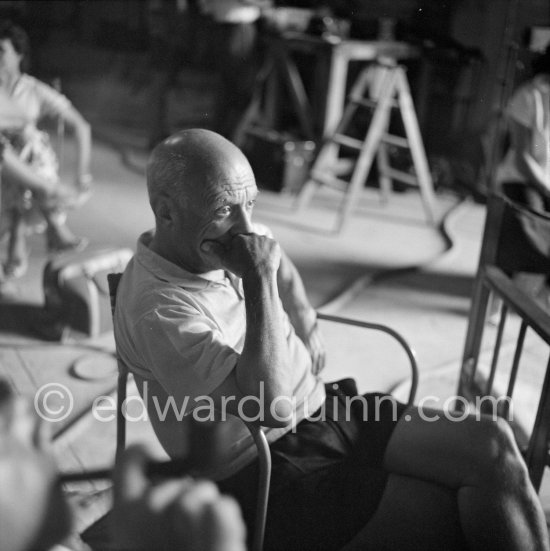 Shooting break. During filming of "Le mystère Picasso”. Nice, Studios de la Victorine, 1955. - Photo by Edward Quinn