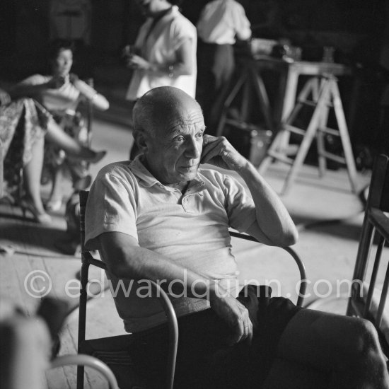 Pablo Picasso. Shooting break during filming of "Le mystère Picasso". Nice, Studios de la Victorine, 1955. - Photo by Edward Quinn