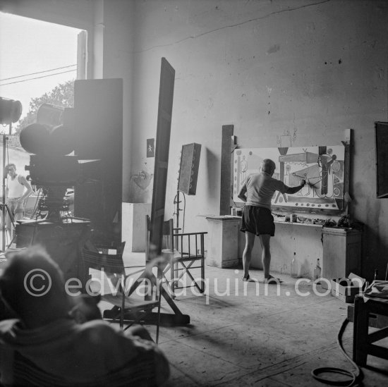 Pablo Picasso painting "La plage à la Garoupe II" for the film "Le mystère Picasso". Nice, Studios de la Victorine, 1955. - Photo by Edward Quinn