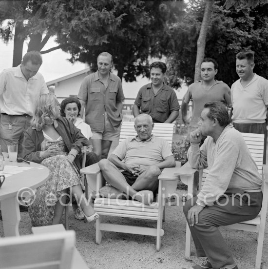 At the end of filming "Le mystère Picasso", Pablo Picasso, Jacqueline, Maya Picasso, Clouzot with film crew. On the left cameraman Claude Picasso Renoir, his chauffeur Jeannot on the right. Nice, Studios de la Victorine, 1955. - Photo by Edward Quinn