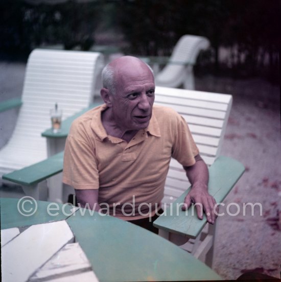 Shooting break. Pablo Picasso during filming of "Le mystère Picasso". Nice, Studios de la Victorine, 1955. - Photo by Edward Quinn