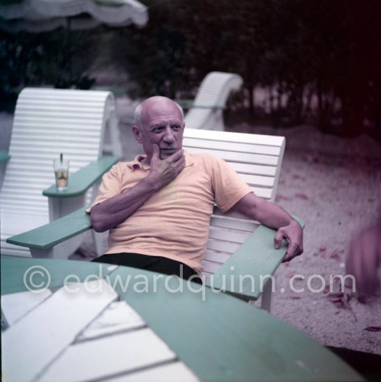 Shooting break. Pablo Picasso during filming of "Le mystère Picasso". Nice, Studios de la Victorine, 1955. - Photo by Edward Quinn
