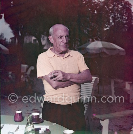 Pablo Picasso during filming of "Le mystère Picasso". Nice, Studios de la Victorine, 1955. - Photo by Edward Quinn