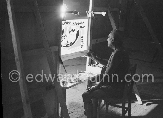 Pablo Picasso at work for the film "Le mystère Picasso", Nice, Studios de la Victorine 1955. - Photo by Edward Quinn
