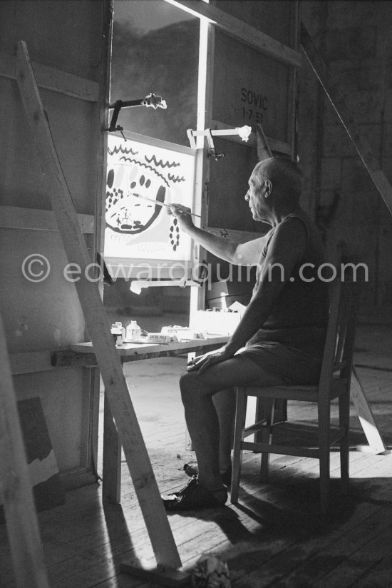 Pablo Picasso at work for the film "Le mystère Picasso", Nice, Studios de la Victorine 1955. - Photo by Edward Quinn