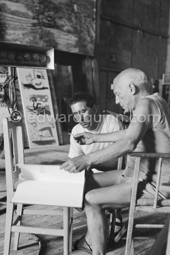 Pablo Picasso and Francisco Reina "El Minuni", banderillero andaluz. "Le mystère Picasso". Nice, Studios de la Victorine 1955. - Photo by Edward Quinn