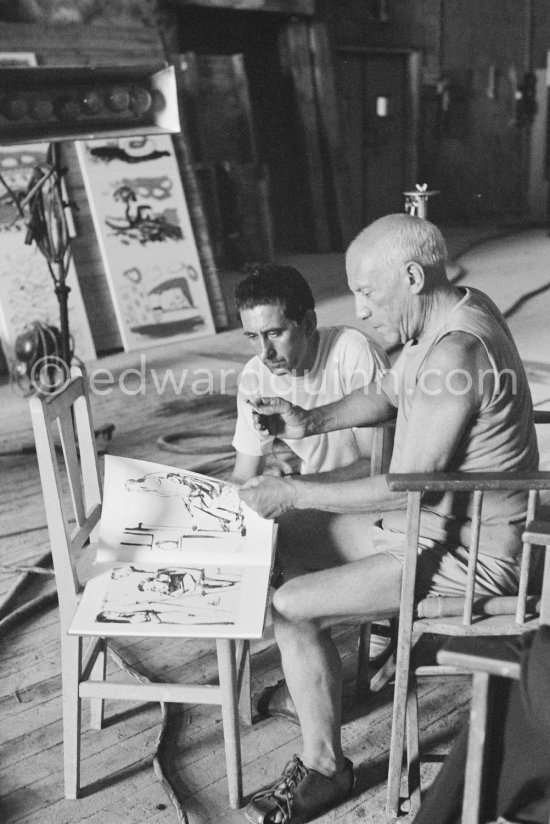 Pablo Picasso and Francisco Reina "El Minuni", banderillero andaluz. "Le mystère Picasso", Nice, Studios de la Victorine 1955. - Photo by Edward Quinn