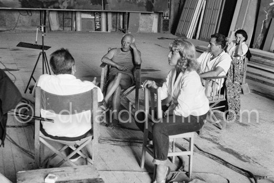 Pablo Picasso, Maya Picasso, Jacqueline, Henri-Georges Clouzot, cameraman Renoir. "Le mystère Picasso", Nice, Studios de la Victorine 1955. - Photo by Edward Quinn