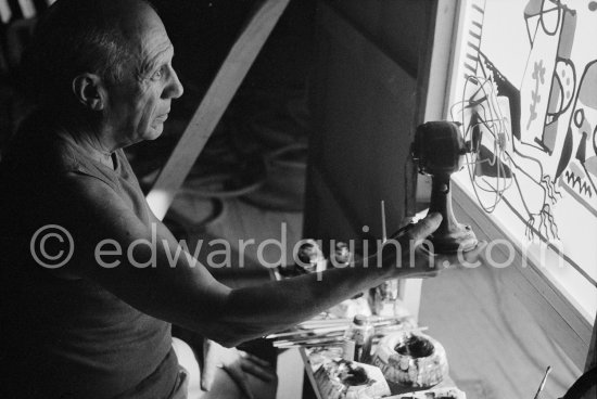 During filming of "Le mystère Picasso" by Henri-Georges Clouzot. Picasso working on "Nature morte". Picasso had a frame constructed on which he could stretch a transluscent piece of paper. He drew on one side, and the camera filmed the drawing being born from the other side. Nice, Studios de la Victorine 1955. - Photo by Edward Quinn