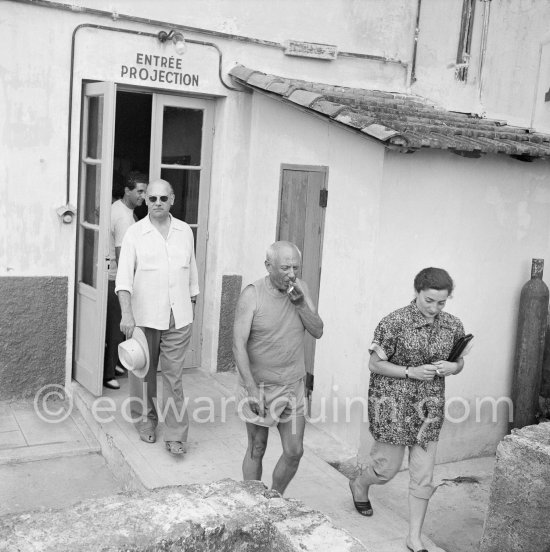 After a day's work. Pablo Picasso, Henri-Georges Clouzot, Jacqueline, not yet identified man. "Le mystère Picasso", Nice, Studios de la Victorine 1955. - Photo by Edward Quinn
