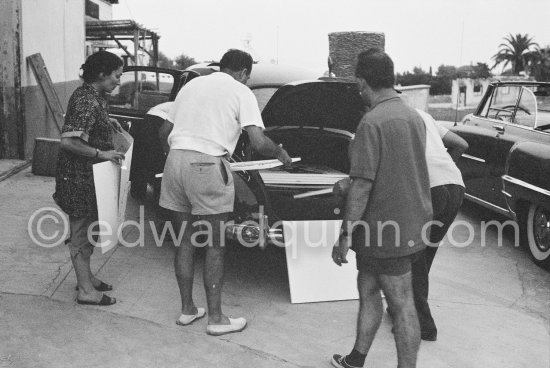 After a day's work. Henri-Georges Clouzot, Maya Picasso, Jacqueline, not yet identified man. "Le mystère Picasso", Nice, Studios de la Victorine 1955. - Photo by Edward Quinn
