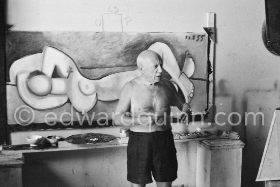 Pablo Picasso at work during filming of "Le mystère Picasso", documentary. Nice, Studios de la Victorine, 1955. - Photo by Edward Quinn