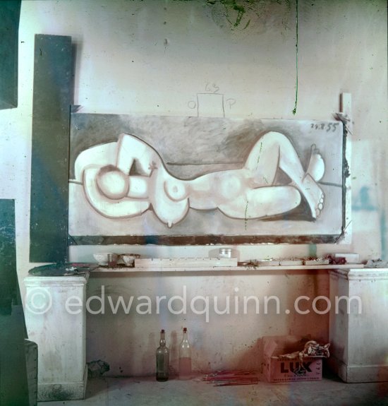 During filming of "Le mystère Picasso", documentary. Nice, Studios de la Victorine, 1955. - Photo by Edward Quinn