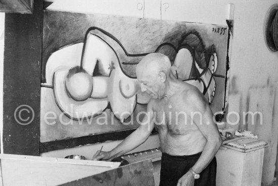 Pablo Picasso at work during filming of "Le mystère Picasso", documentary. Nice, Studios de la Victorine, 1955. - Photo by Edward Quinn