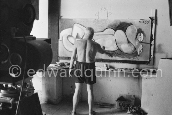 Pablo Picasso at work during filming of "Le mystère Picasso", documentary. Nice, Studios de la Victorine, 1955. - Photo by Edward Quinn
