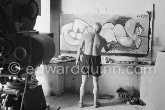 Pablo Picasso at work during filming of "Le mystère Picasso", documentary. Nice, Studios de la Victorine, 1955. - Photo by Edward Quinn
