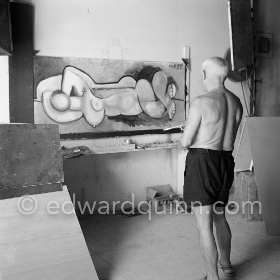 Pablo Picasso at work during filming of "Le mystère Picasso", documentary. Nice, Studios de la Victorine, 1955. - Photo by Edward Quinn