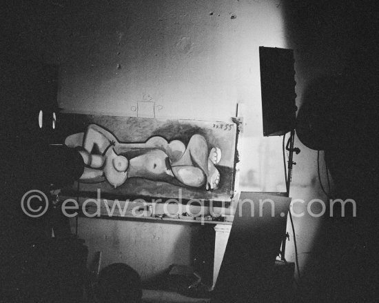 During filming of "Le mystère Picasso", documentary. Nice, Studios de la Victorine, 1955. - Photo by Edward Quinn