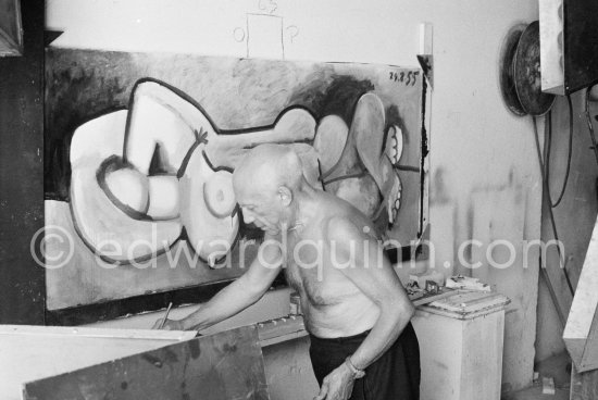 Pablo Picasso at work during filming of "Le mystère Picasso", documentary. Nice, Studios de la Victorine, 1955. - Photo by Edward Quinn