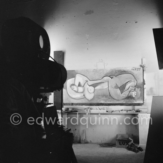 During filming of "Le mystère Picasso", documentary. Nice, Studios de la Victorine, 1955. - Photo by Edward Quinn