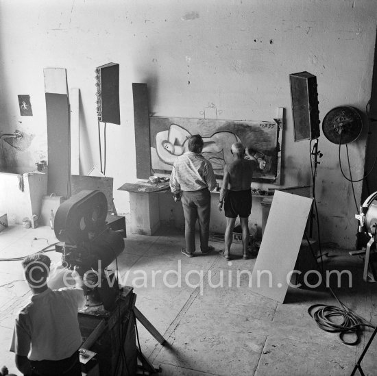 Henri-Georges Clouzot and Pablo Picasso at work during filming of "Le mystère Picasso", documentary. Nice, Studios de la Victorine, 1955. - Photo by Edward Quinn