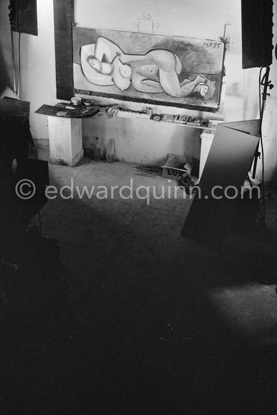 During filming of "Le mystère Picasso", documentary. Nice, Studios de la Victorine, 1955. - Photo by Edward Quinn