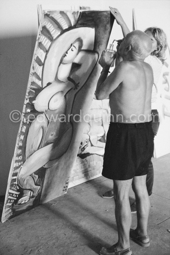 Pablo Picasso and Maya Picasso during filming of "Le mystère Picasso", documentary. Nice, Studios de la Victorine, 1955. - Photo by Edward Quinn