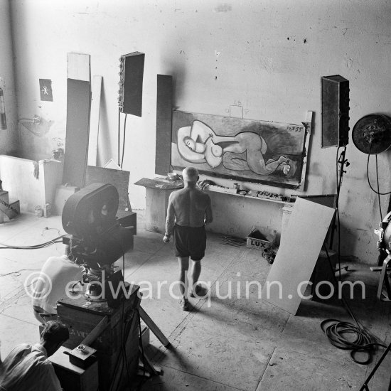 During filming of "Le mystère Picasso”, documentary by Henri-Georges Clouzot. Nice, Studios de la Victorine, 1955. - Photo by Edward Quinn
