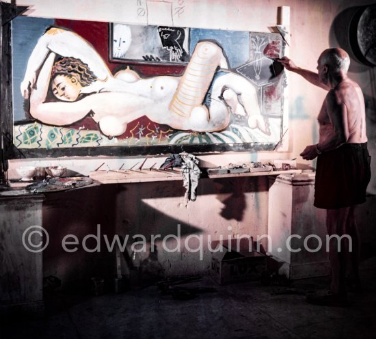 Pablo Picasso at work during filming of "Le mystère Picasso". Nice, Studios de la Victorine, 1955. - Photo by Edward Quinn