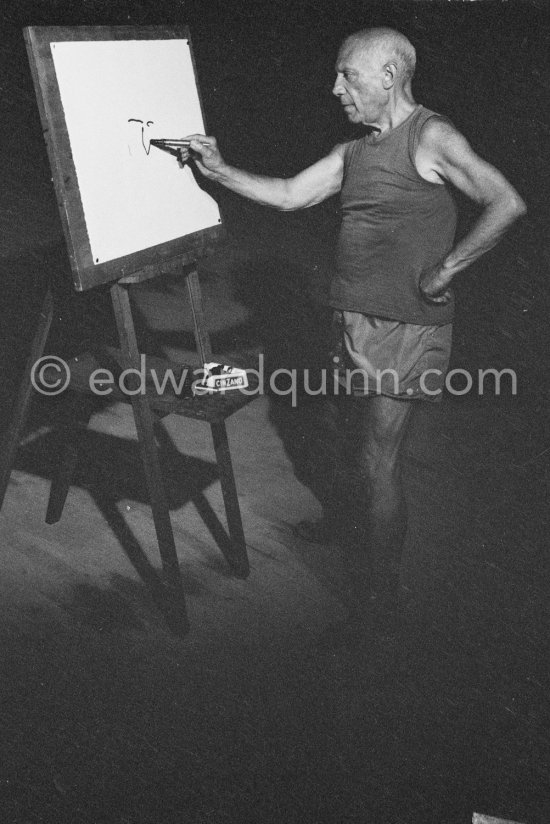Pablo Picasso at work during filming of "Le mystère Picasso". Nice, Studios de la Victorine, 1955. - Photo by Edward Quinn