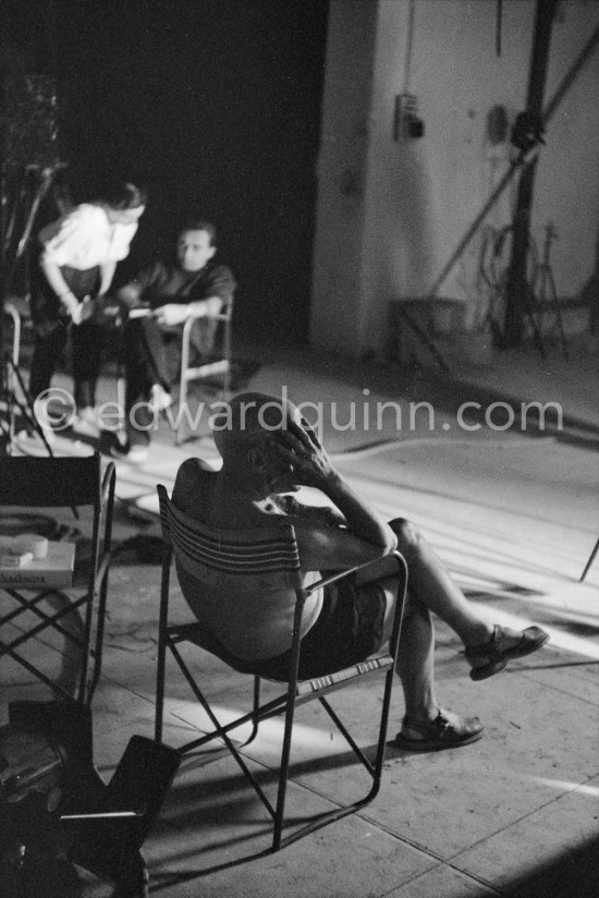 Shooting break for Pablo Picasso during filming of "Le mystère Picasso", Nice, Studios de la Victorine 1955. - Photo by Edward Quinn