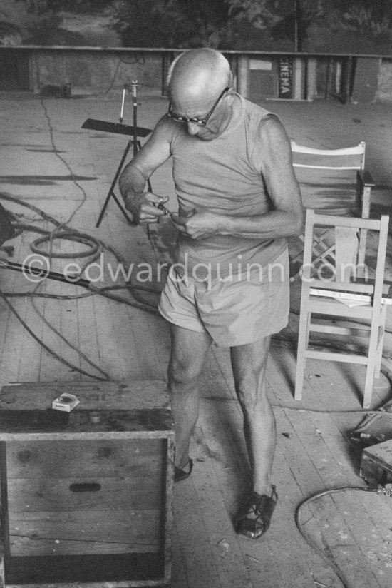 Pablo Picasso preparing to do his signature backwards. "Le mystère Picasso", Nice, Studios de la Victorine 1955. - Photo by Edward Quinn