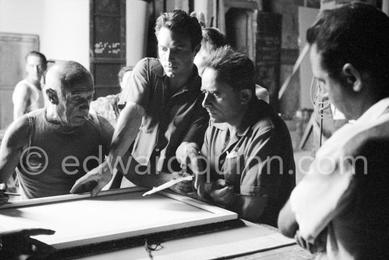 Pablo Picasso preparing to do his signature backwards. "Le mystère Picasso", Nice, Studios de la Victorine 1955. - Photo by Edward Quinn